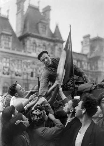 Llegada del HT Guadalajara al ayuntamiento. Capítulo: París, 24 de agosto de 1944